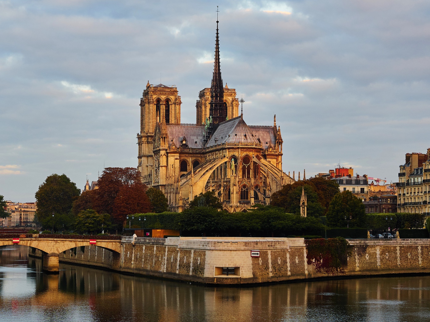 Вид на Собор Парижской Богоматери у воды, Франция
