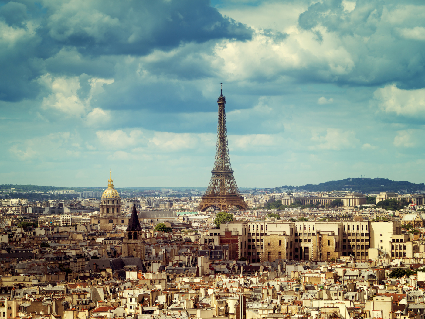 Вид на город Париж и Эйфелеву башню под красивым небом, Франция