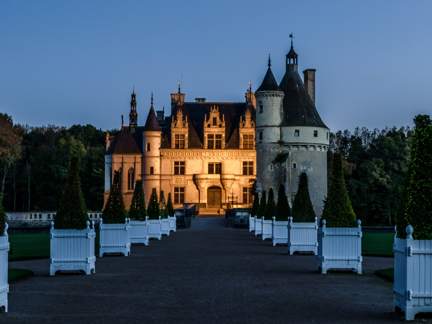 Вид  на вечерний замок Шенонсо, Франция