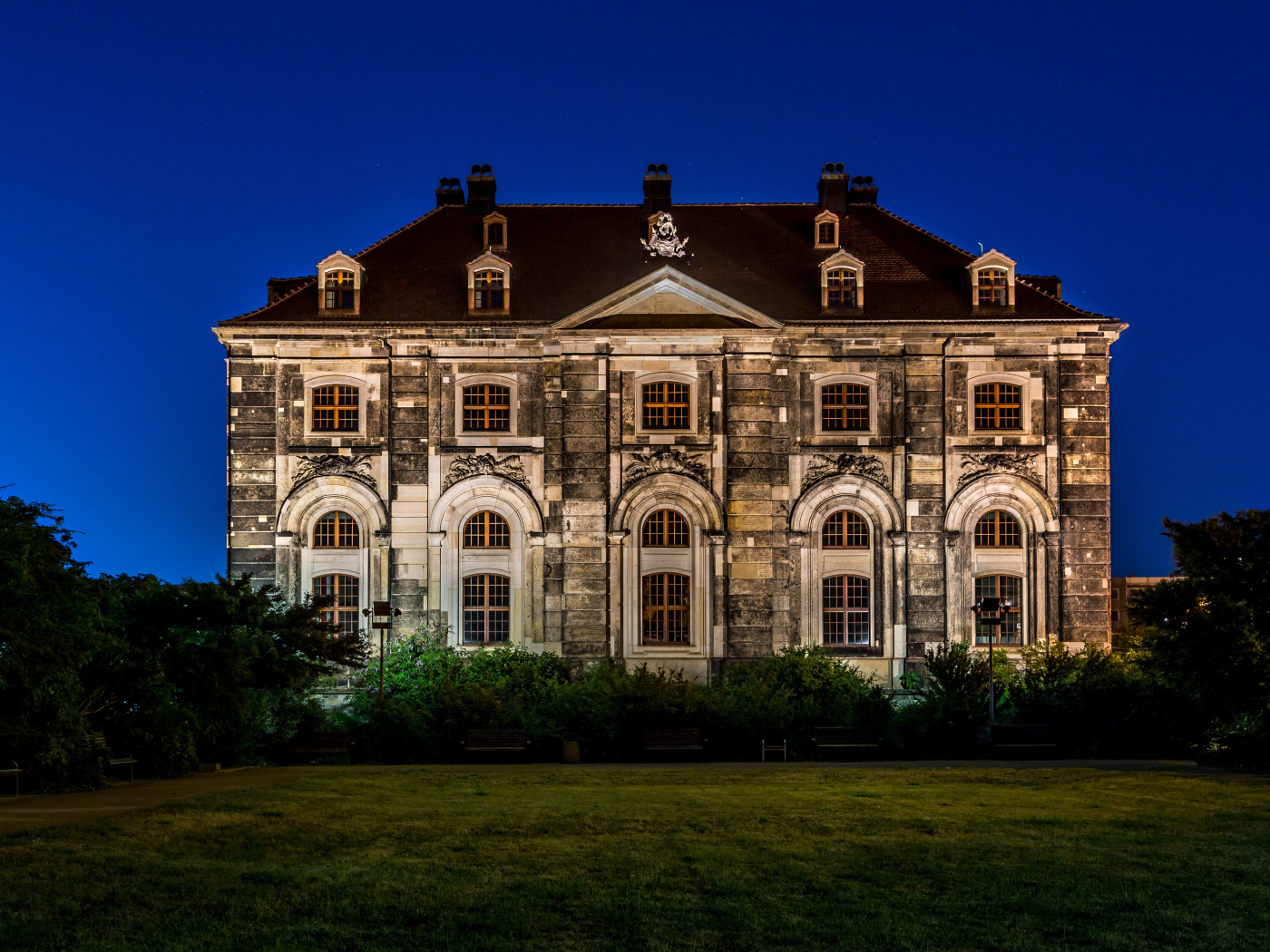 Старинный особняк  ночью, Дрезден. Германия 