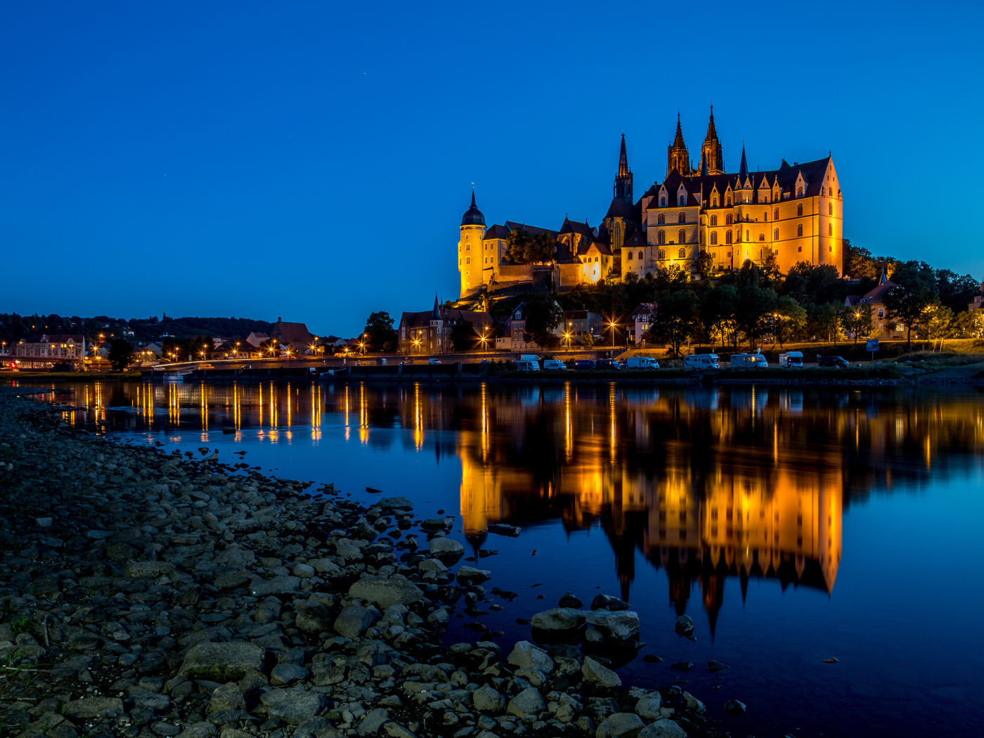 Вечерние огни замка Альбрехтсбург отражаются в воде, город Мейсен, Германия