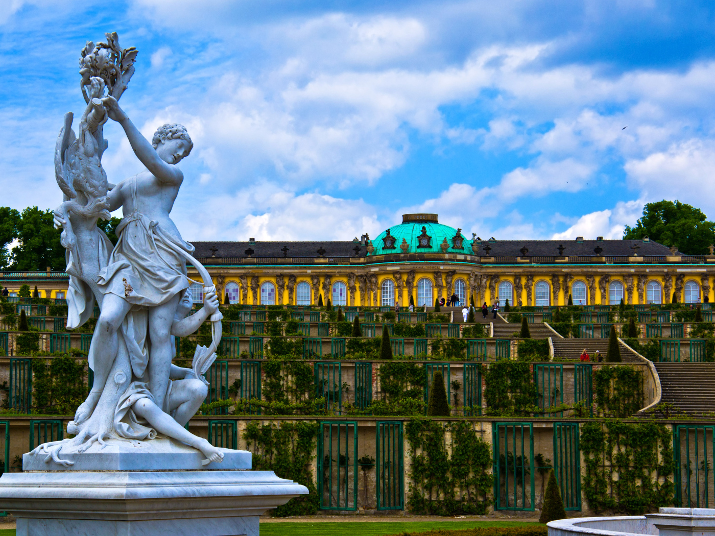 Скульптура у дворца Сан-Суси, Потсдам. Германия 