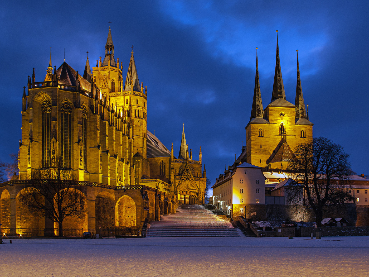 Католическая церковь в Эрфурте вечером, Германия 