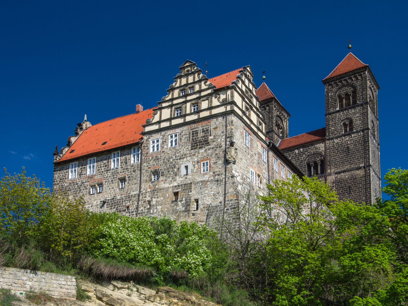 Вид на монастырь в городе Кведлинбург, Германия