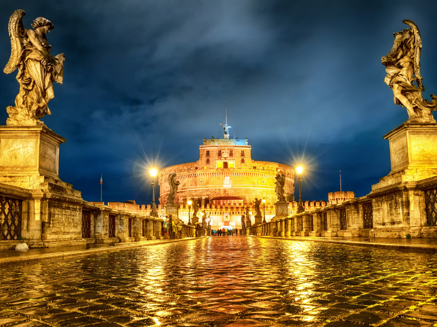 Красивый замок Святого Ангела вечером, Рим. Италия 