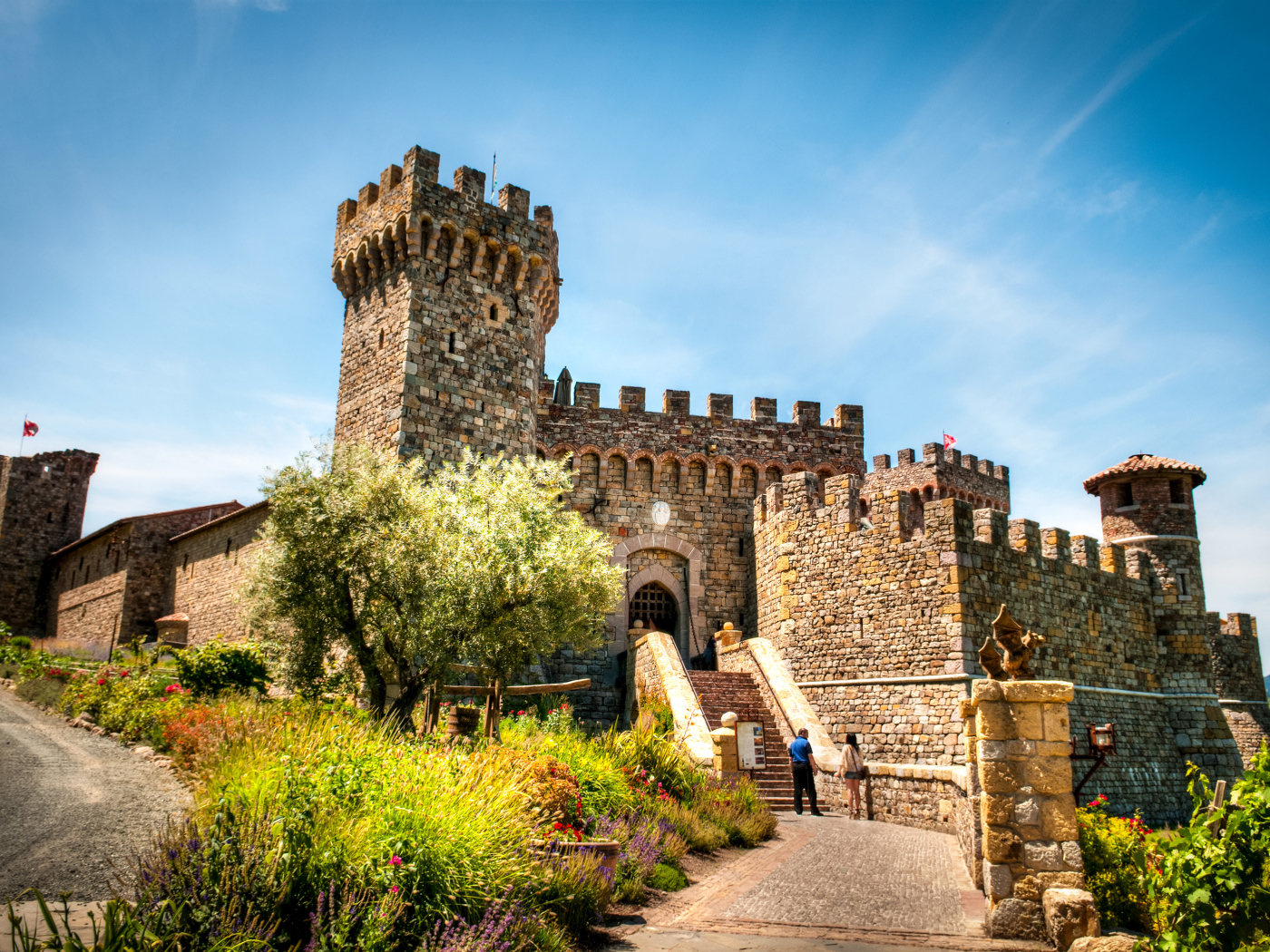 Замок Castello di Amorosa на фоне голубого неба, Тоскана. Италия