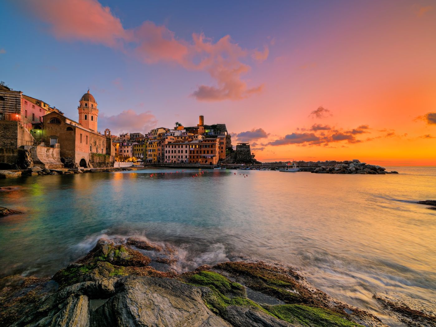 Город Вернацца на берегу океана на закате,  Италия 
