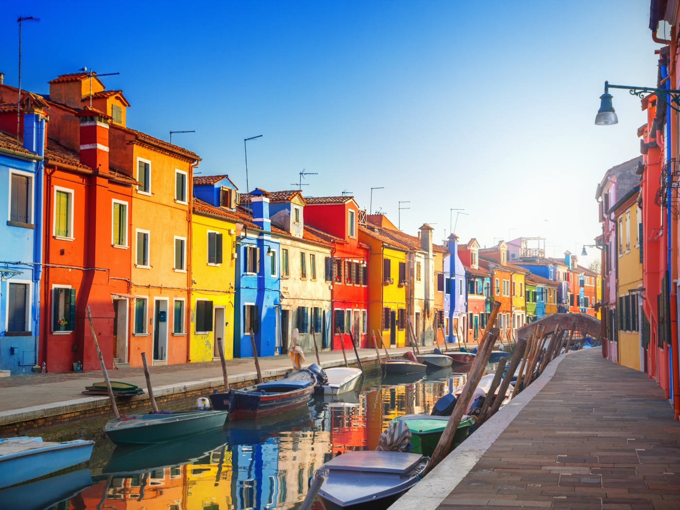 Разноцветные дома у водного канала с лодками, Италия