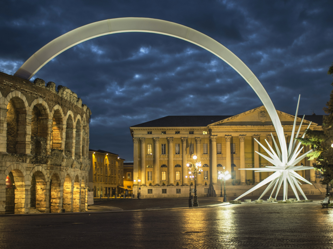 Ночная улица в Вероне, Италия