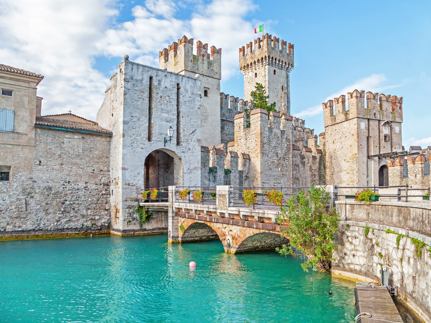 Замок Скалигер у воды, город Сирмионе. Италия 