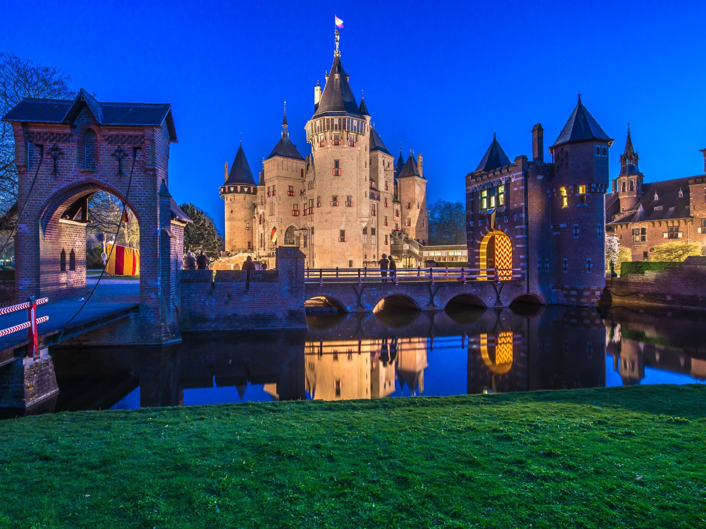 Старинный замок Де Хаар вечером, Нидерланды 