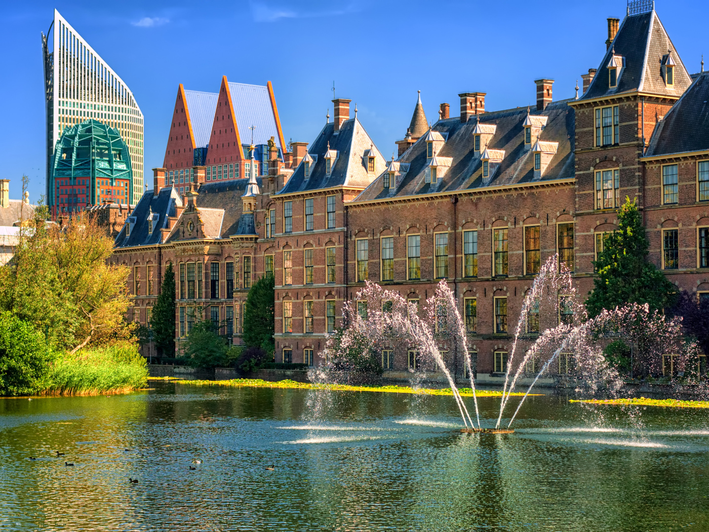 Фонтан на фоне архитектуры города Гаага, Нидерланды  