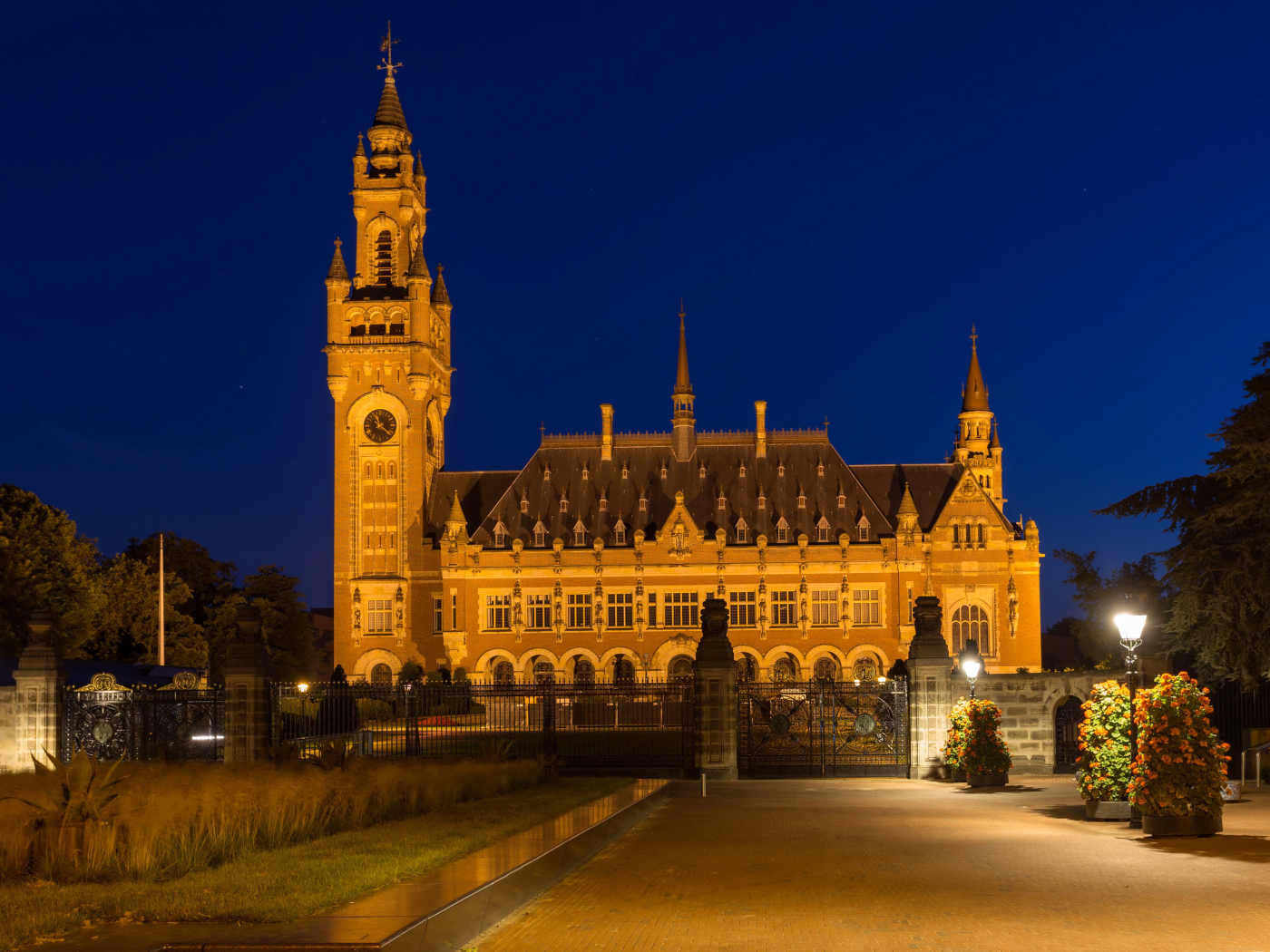 Дворец Мира в свете фонарей, Гааг. Нидерланды 