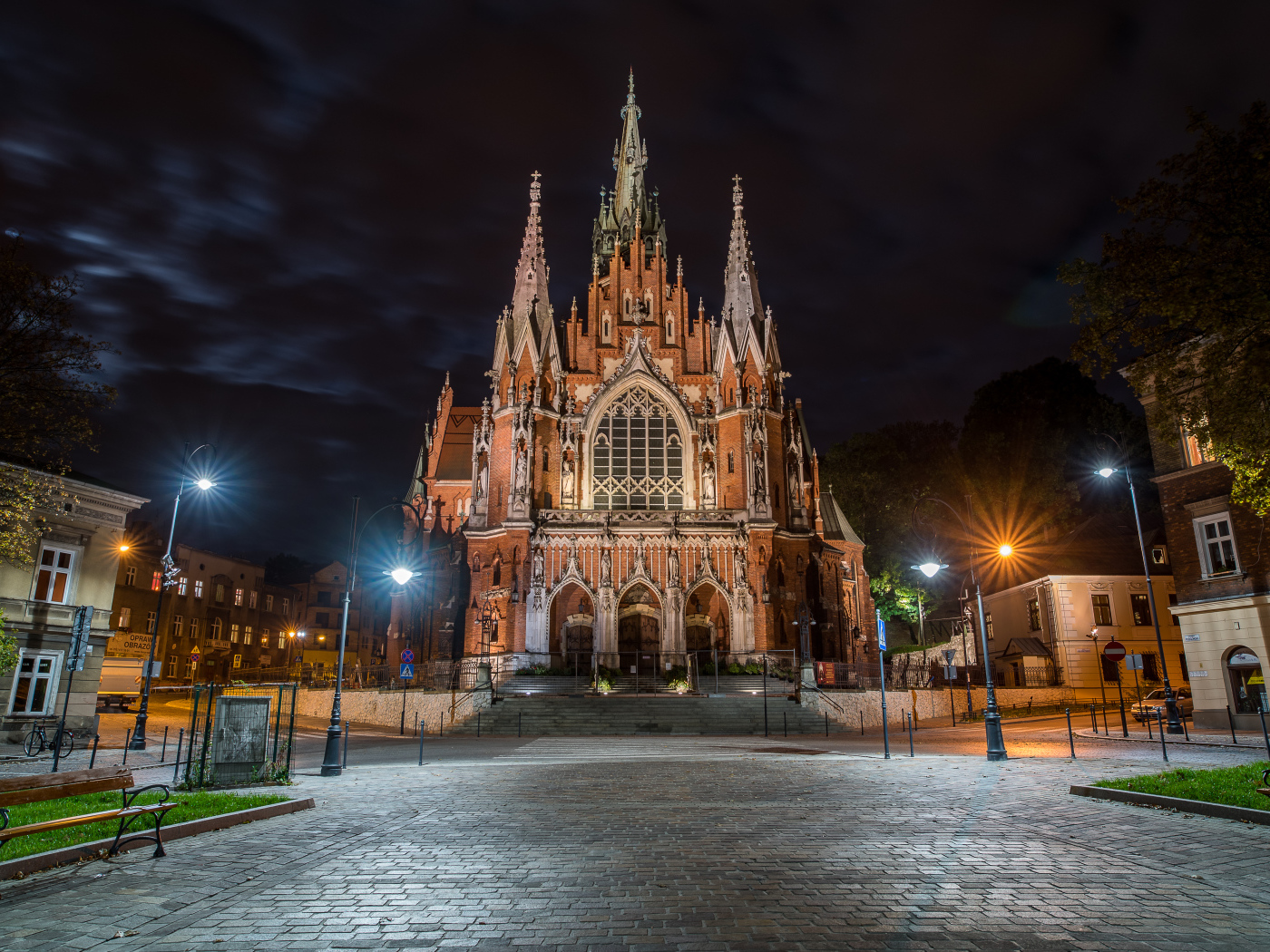 Церковь St. Joseph's Church в свете ночных фонарей, Краков. Польша