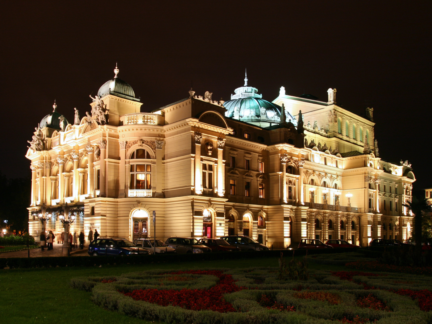 Театр имени Юлиуша Словацкого вечером, Краков. Польша