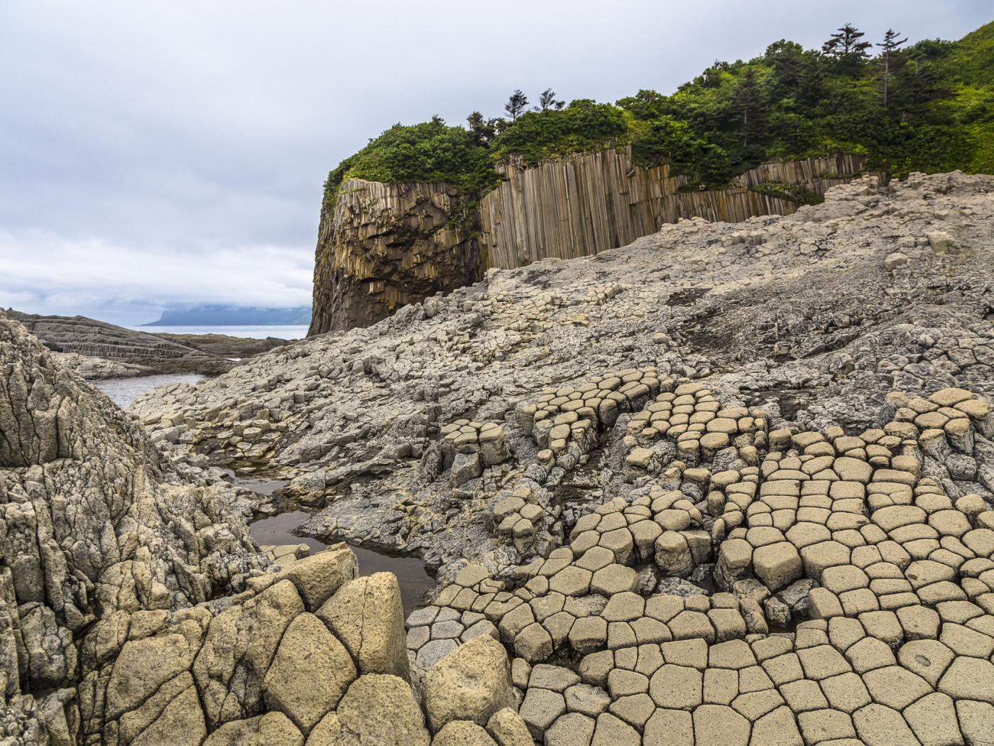 Брусчатка мыса Столбчатого, Курильские острова. Россия 