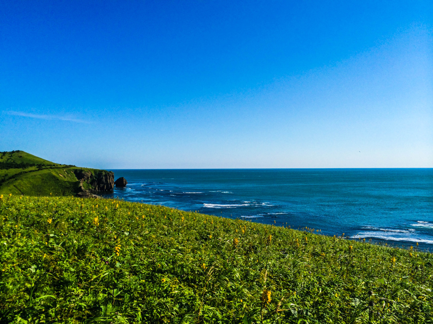 Вид на море хребет Жданко, Сахалин. Россия 