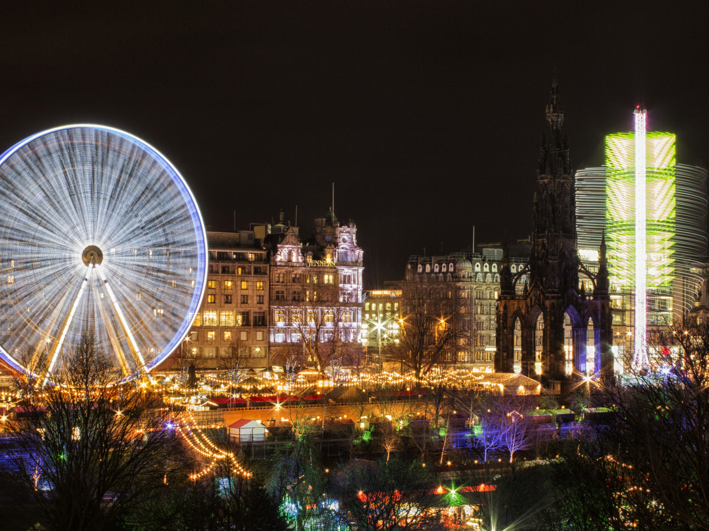 Колесо обозрения вечером на фоне города Эдинбург, Шотландия