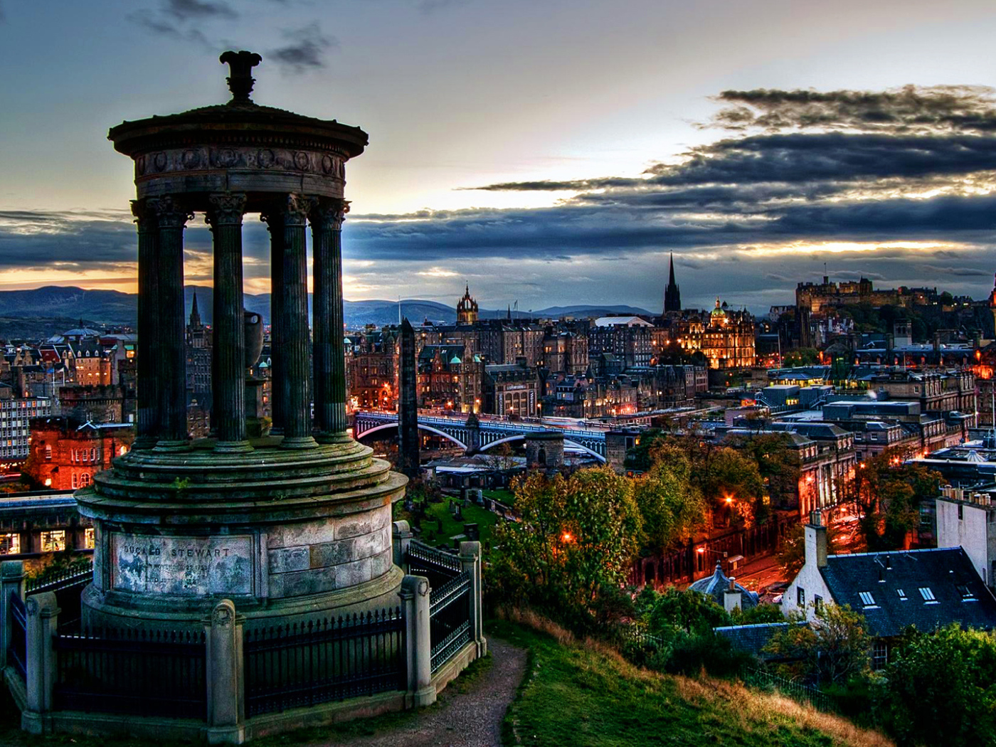 Панорама вечернего города Эдинбург, Шотландия 