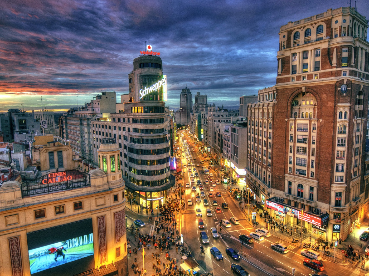 Улицы Мадрида под пасмурным небом, Испания 