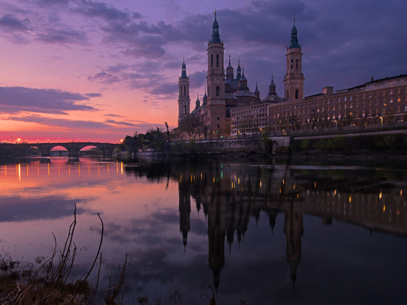 Храм Нуэстра-Сеньора-дель-Пилар отражается в воде, Испания