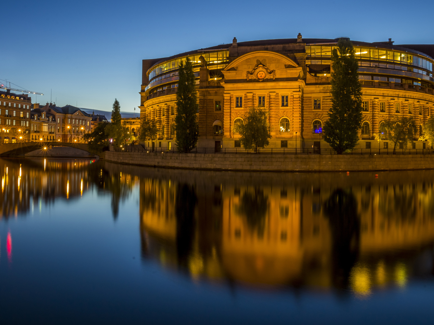 Красивое здание в вечерних огнях  отражается в воде, Стокгольм. Швеция
