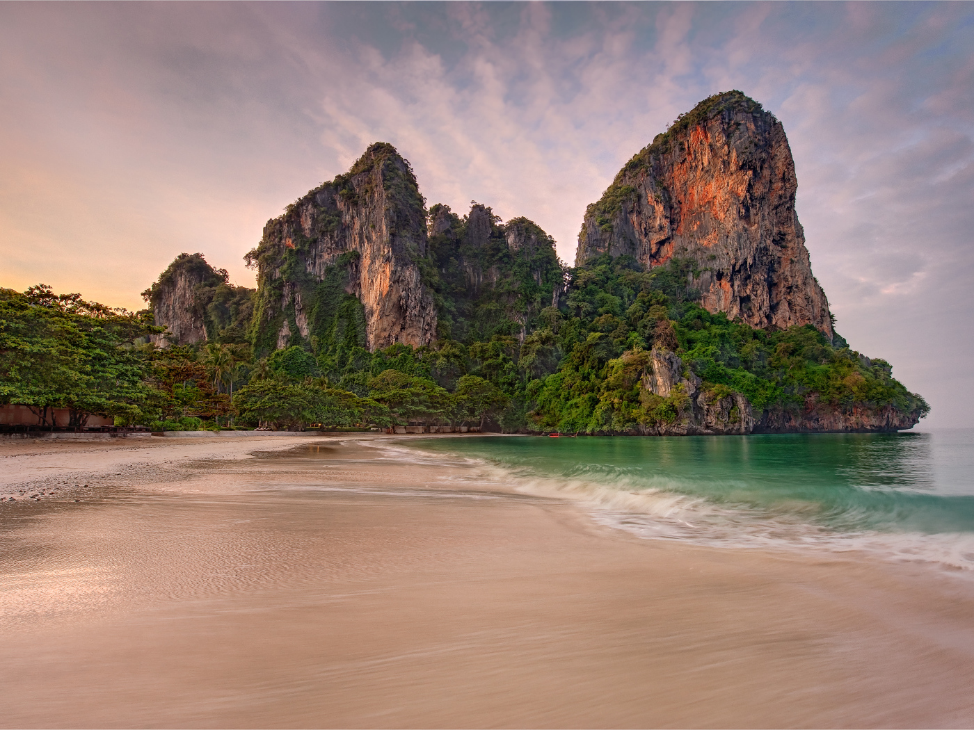 Покрытые зеленью скалы на берегу океана, Таиланд