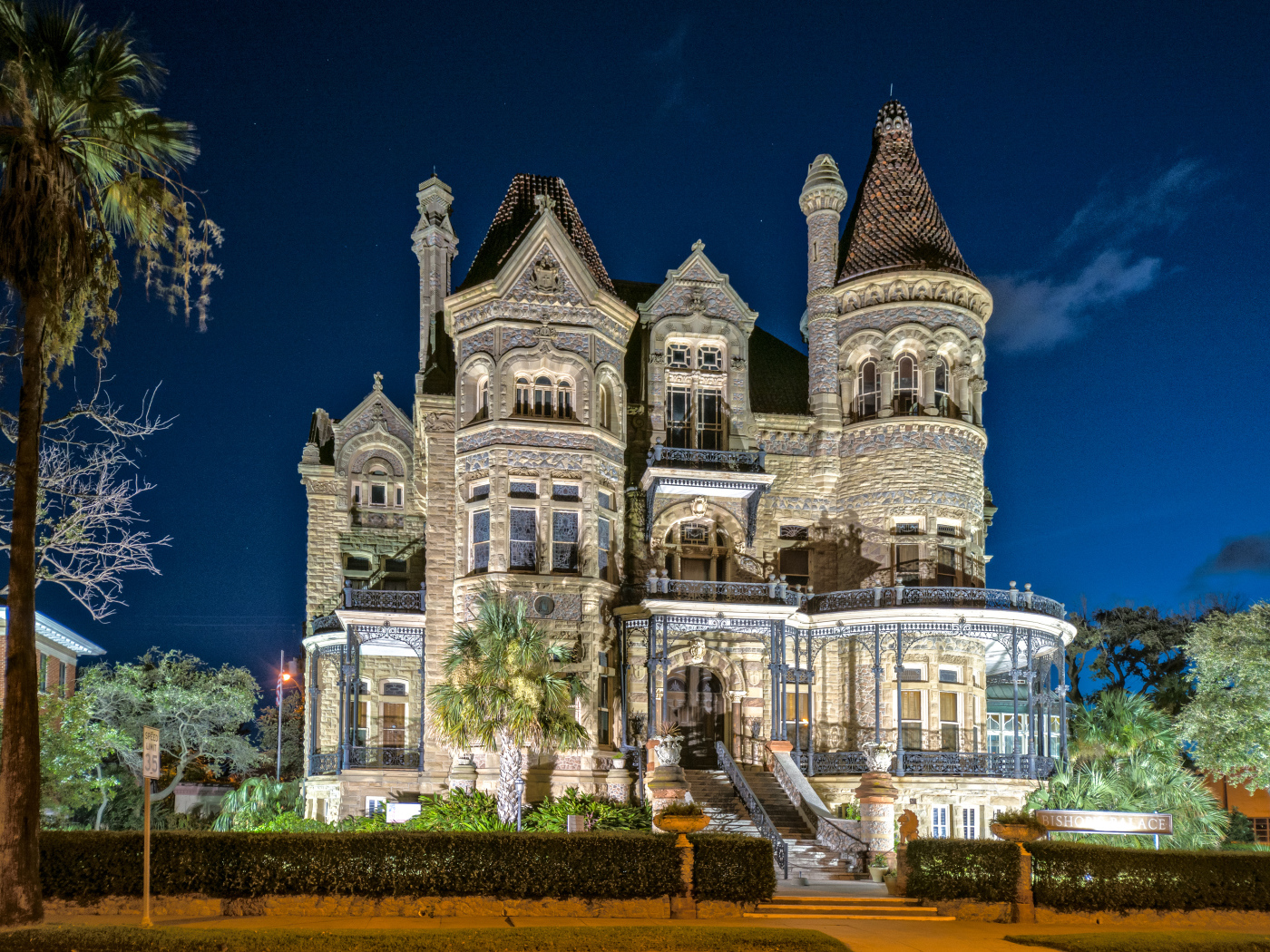 Красивый особняк ночью в городе  Галвестон, Техас