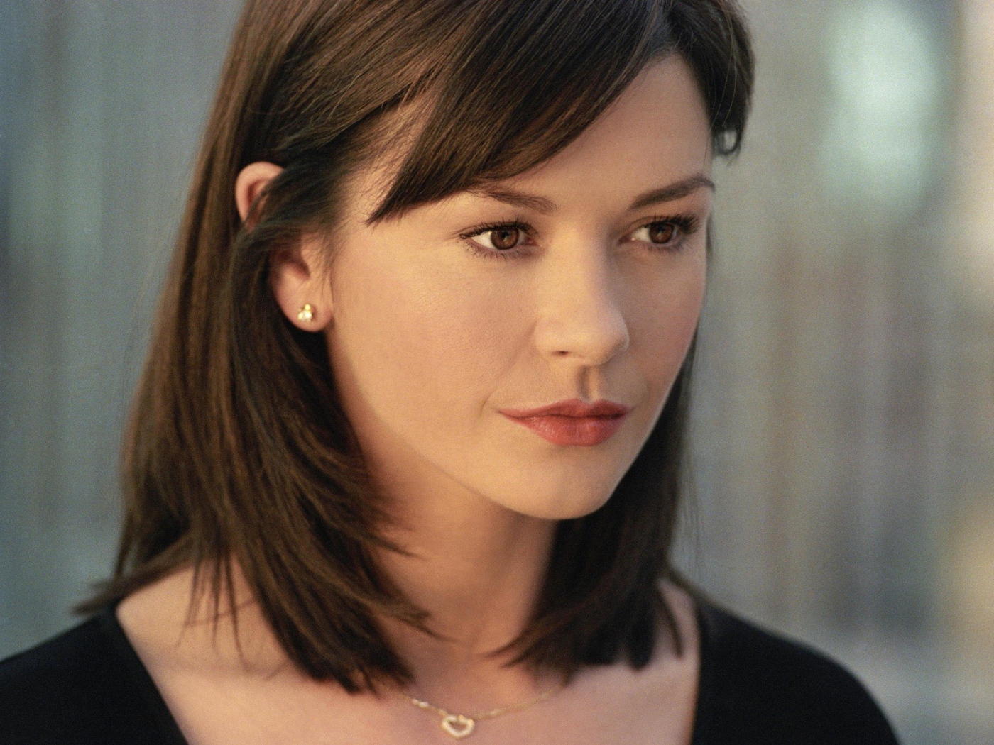 Актриса Кэтрин Зета-Джонс в черном платье 