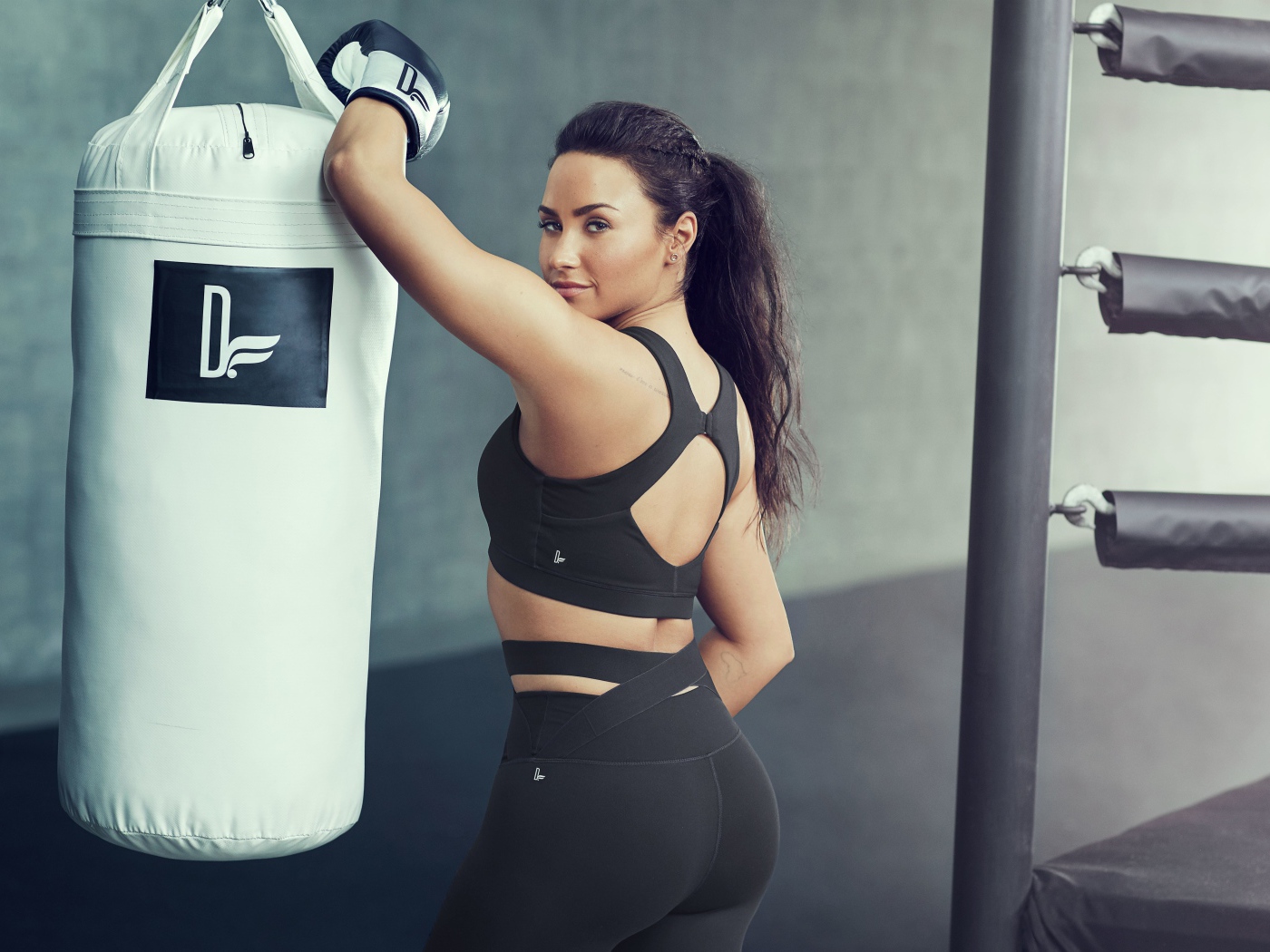 Актриса Деми Ловато в спортзале