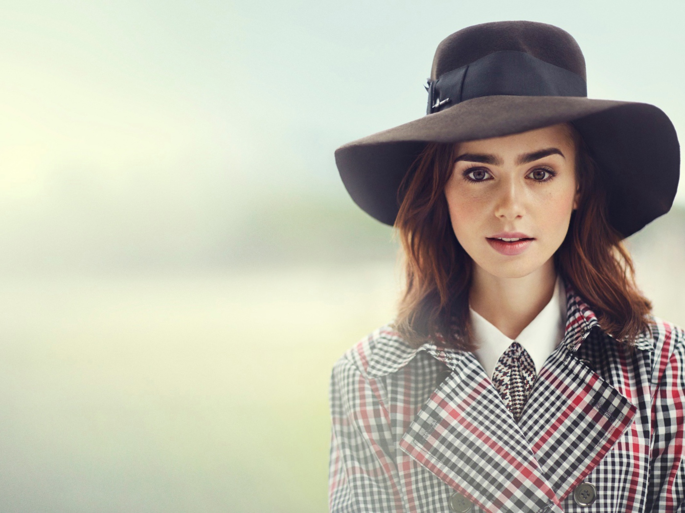 Актриса Лили Коллинз в большой черной шляпе