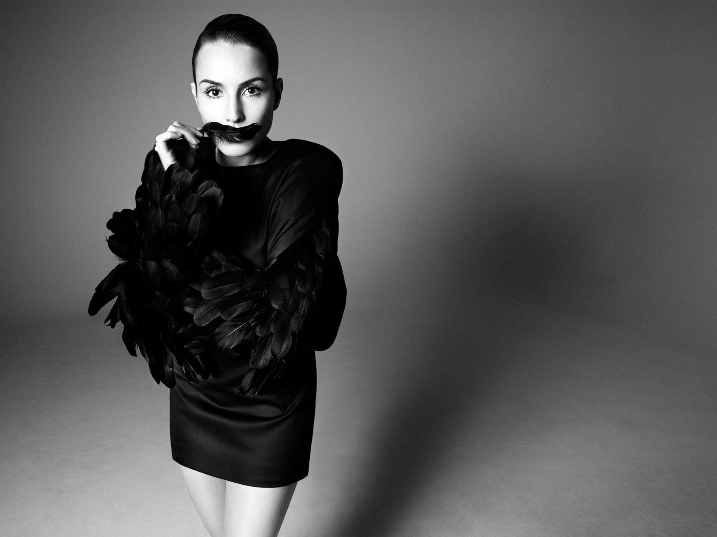 Актриса Нуми Рапас в черном платье черно-белое фото