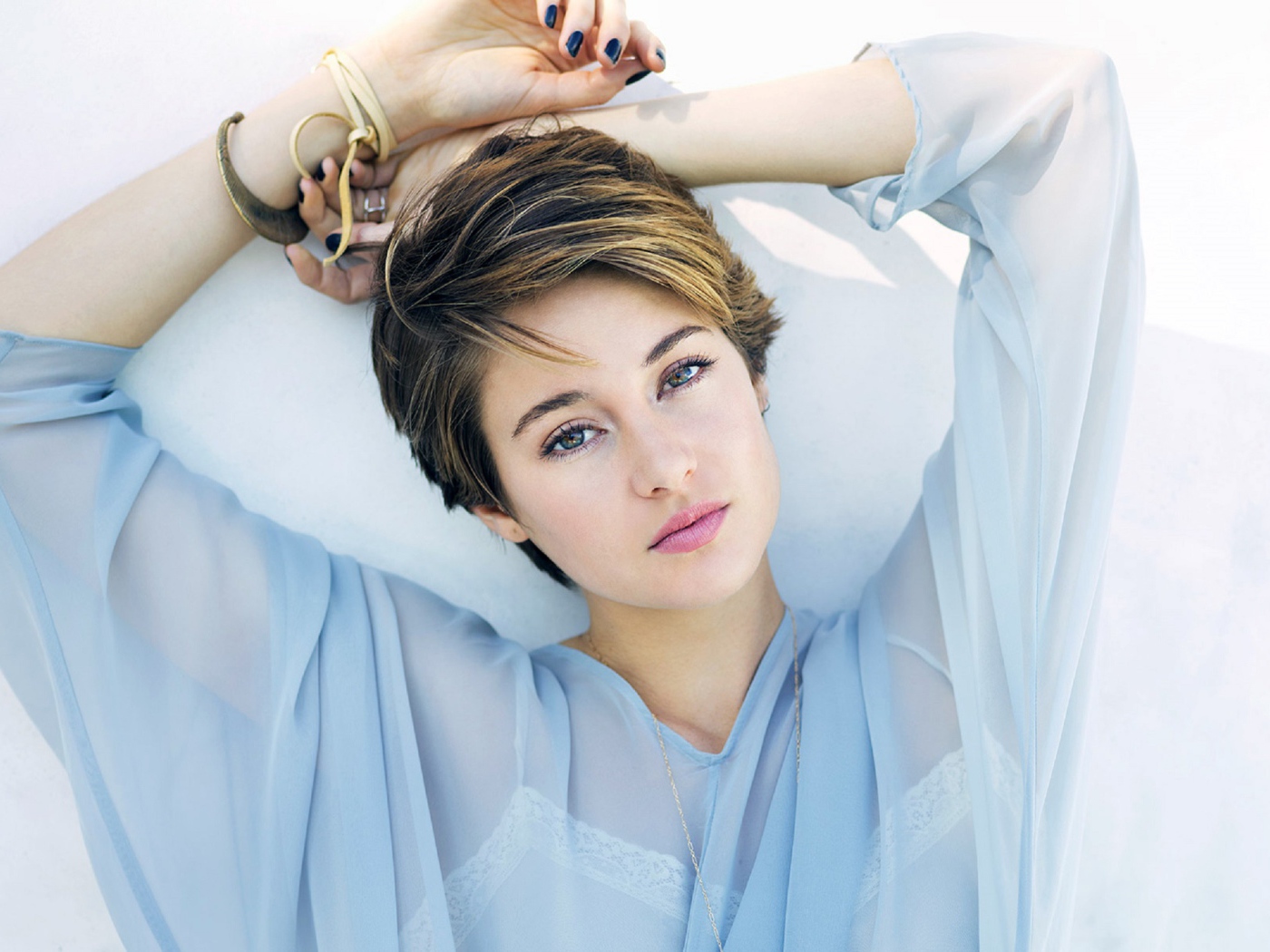 Актриса Шейлин Вудли с короткой стрижкой 