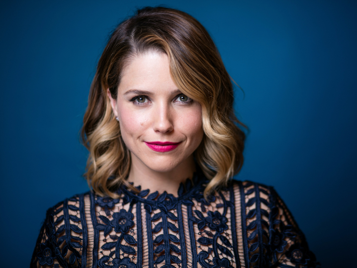 Актриса София Буш в красивом платье на синем фоне 