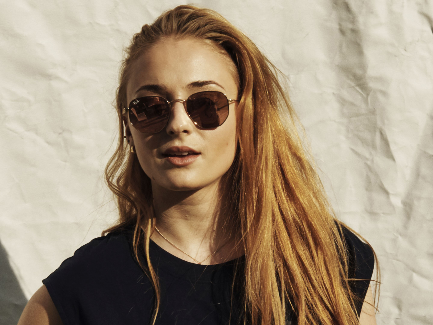 Актриса Софи Тёрнер в солнечных очках