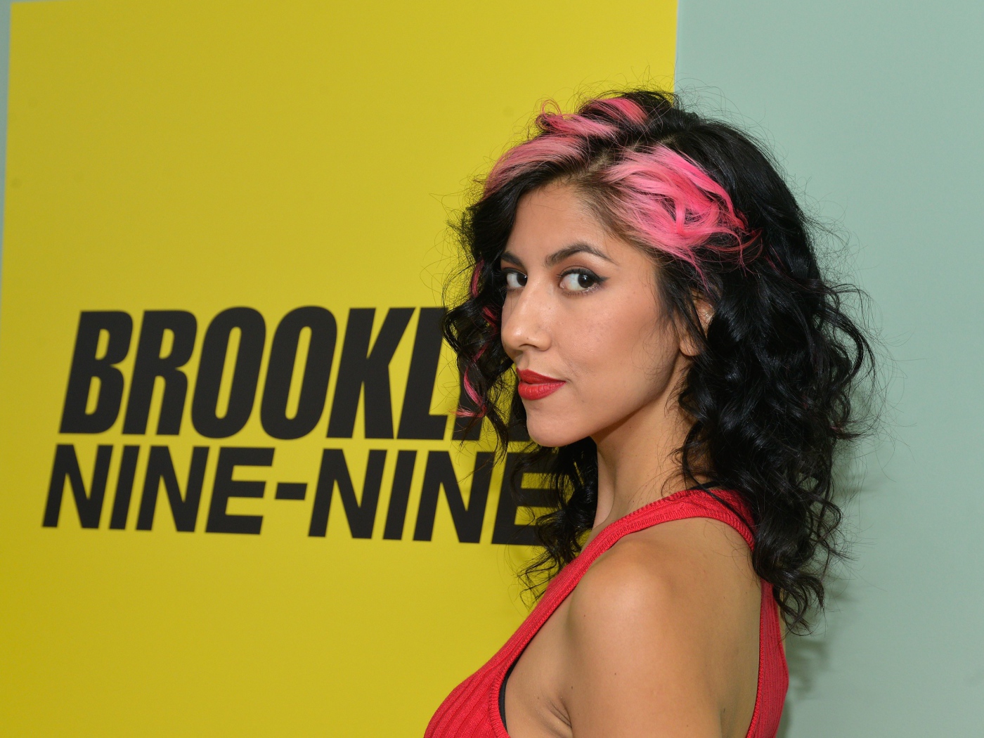 Актриса Стефани Беатрис с черными волосами