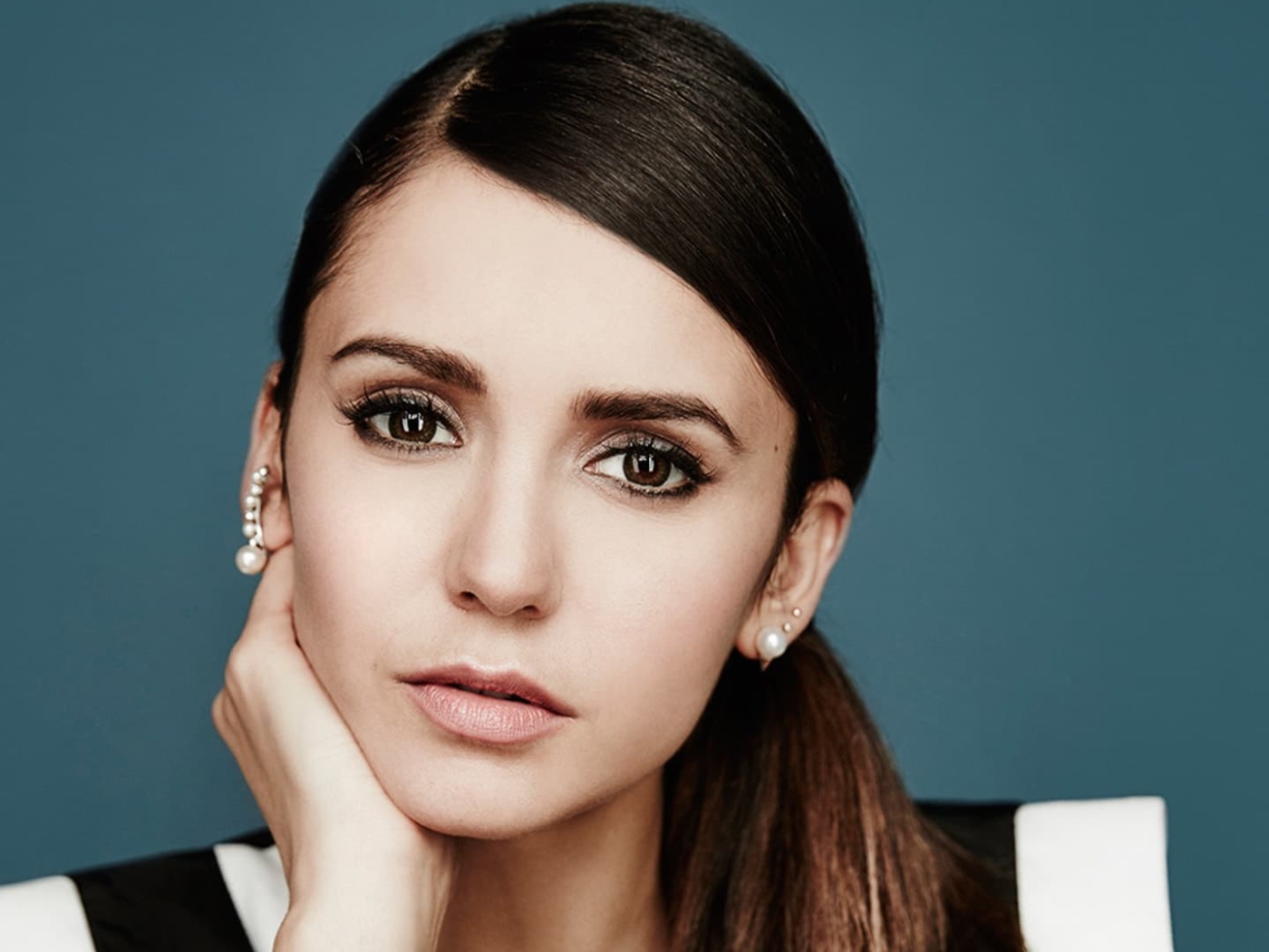 Актриса брюнетка Нина Добрев с карими глазами 