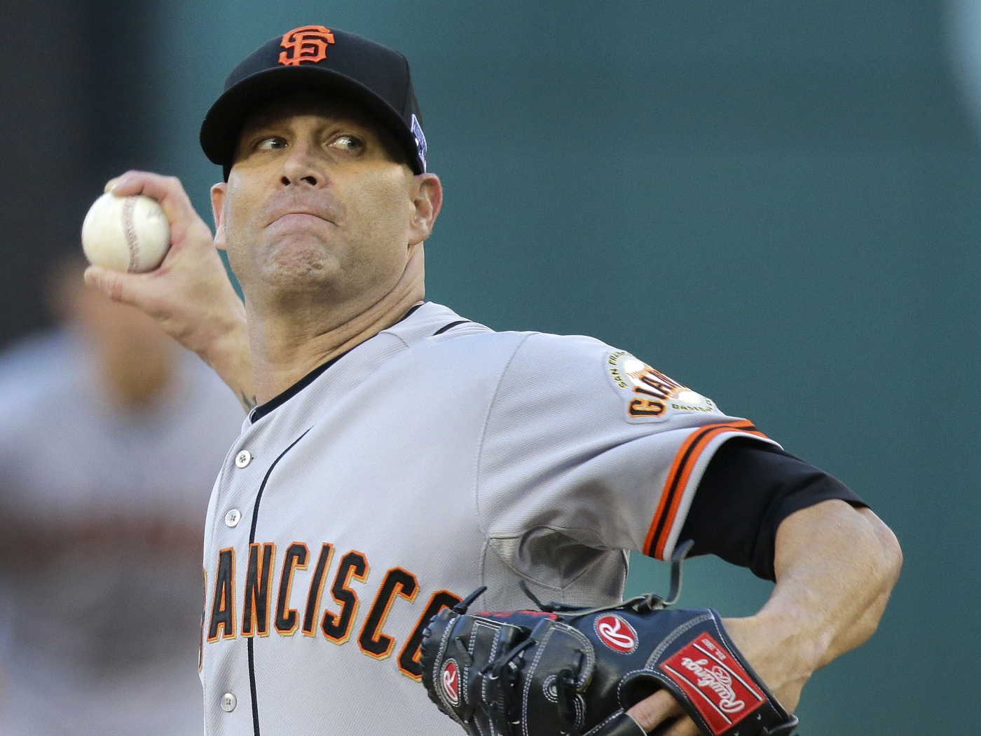 Бейсболист Тим Хадсон бросает мяч 