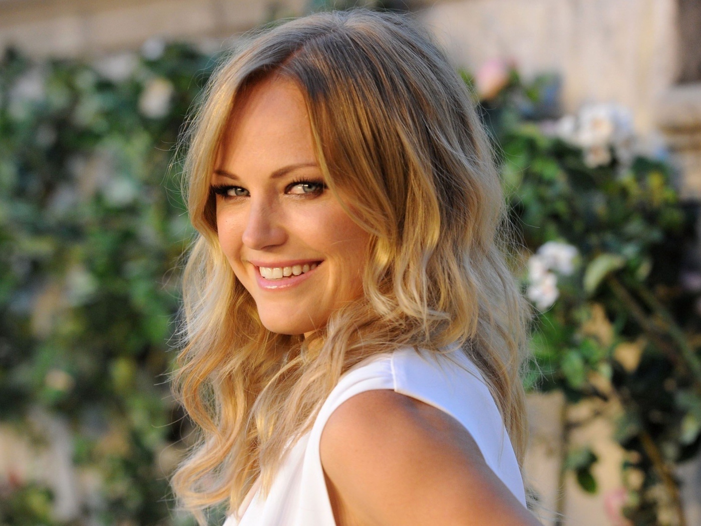 Красивая актриса Малин Акерман в белом платье 