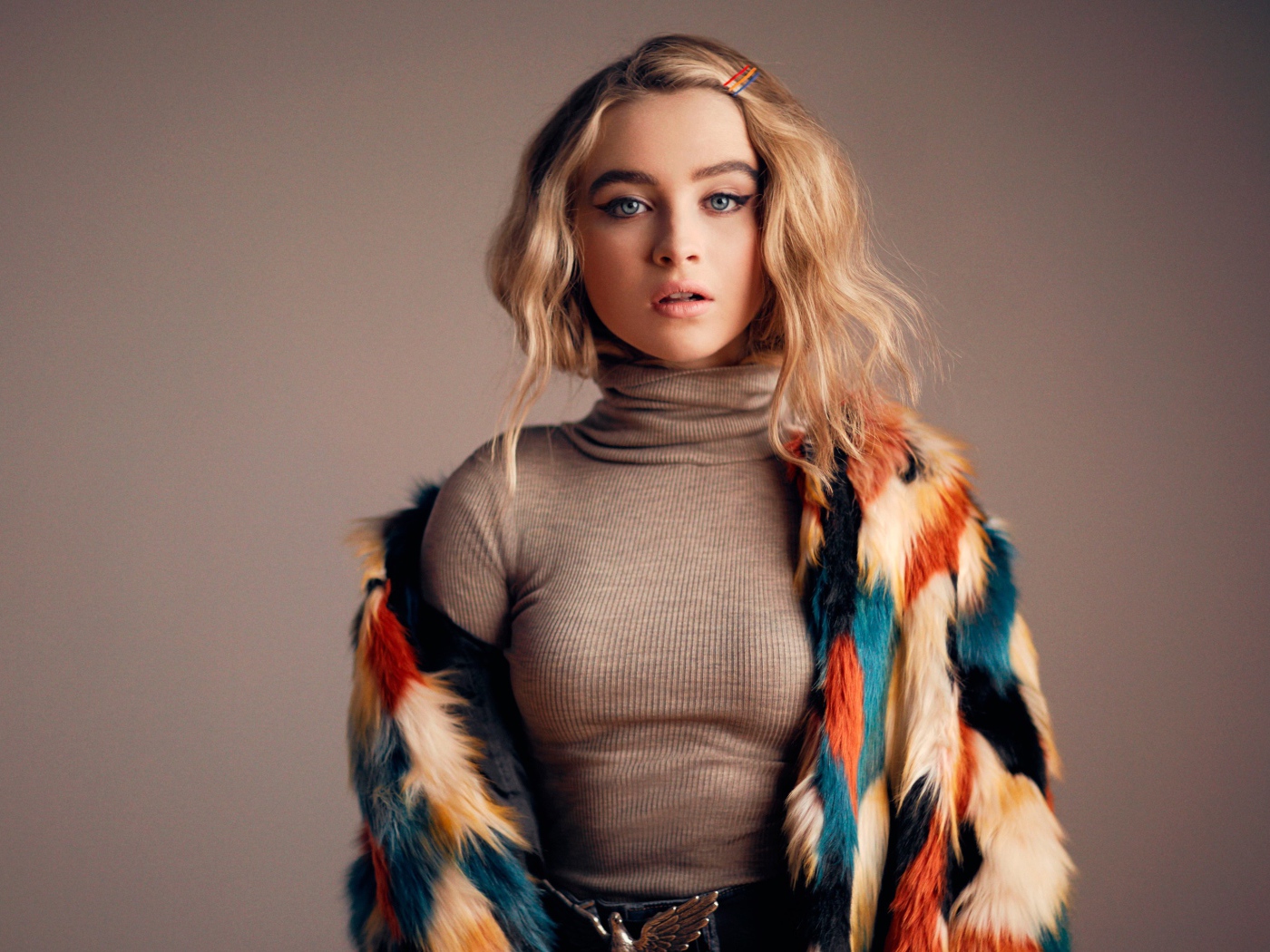 Красивая блондинка актриса Сабрина Карпентер