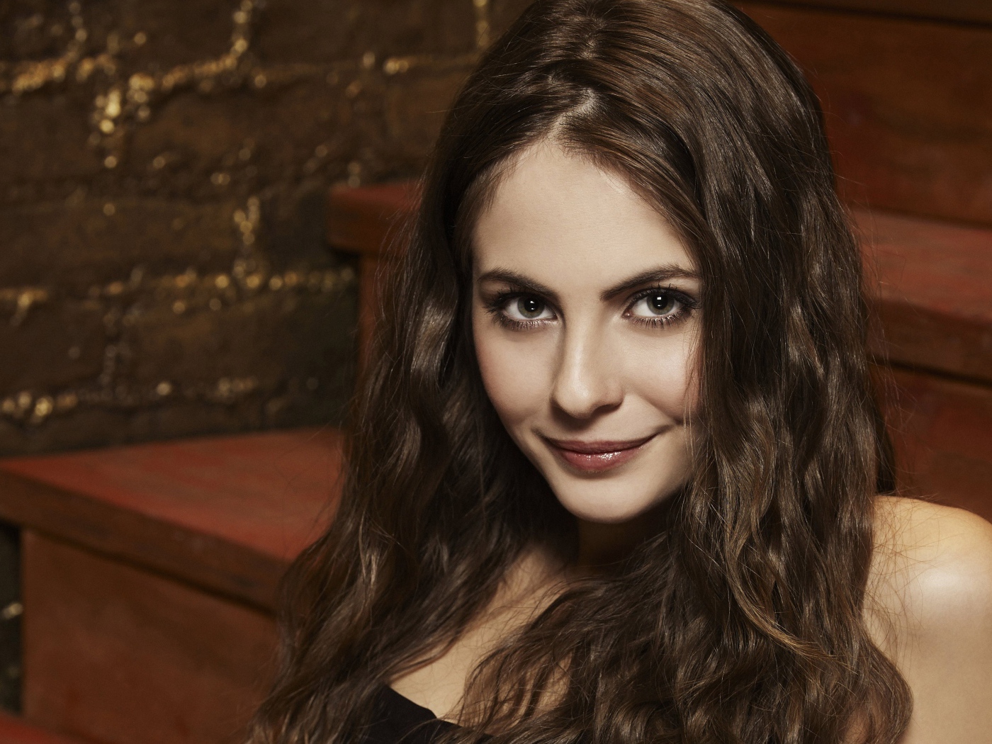 Красивая брюнетка, актриса Уилла Холланд