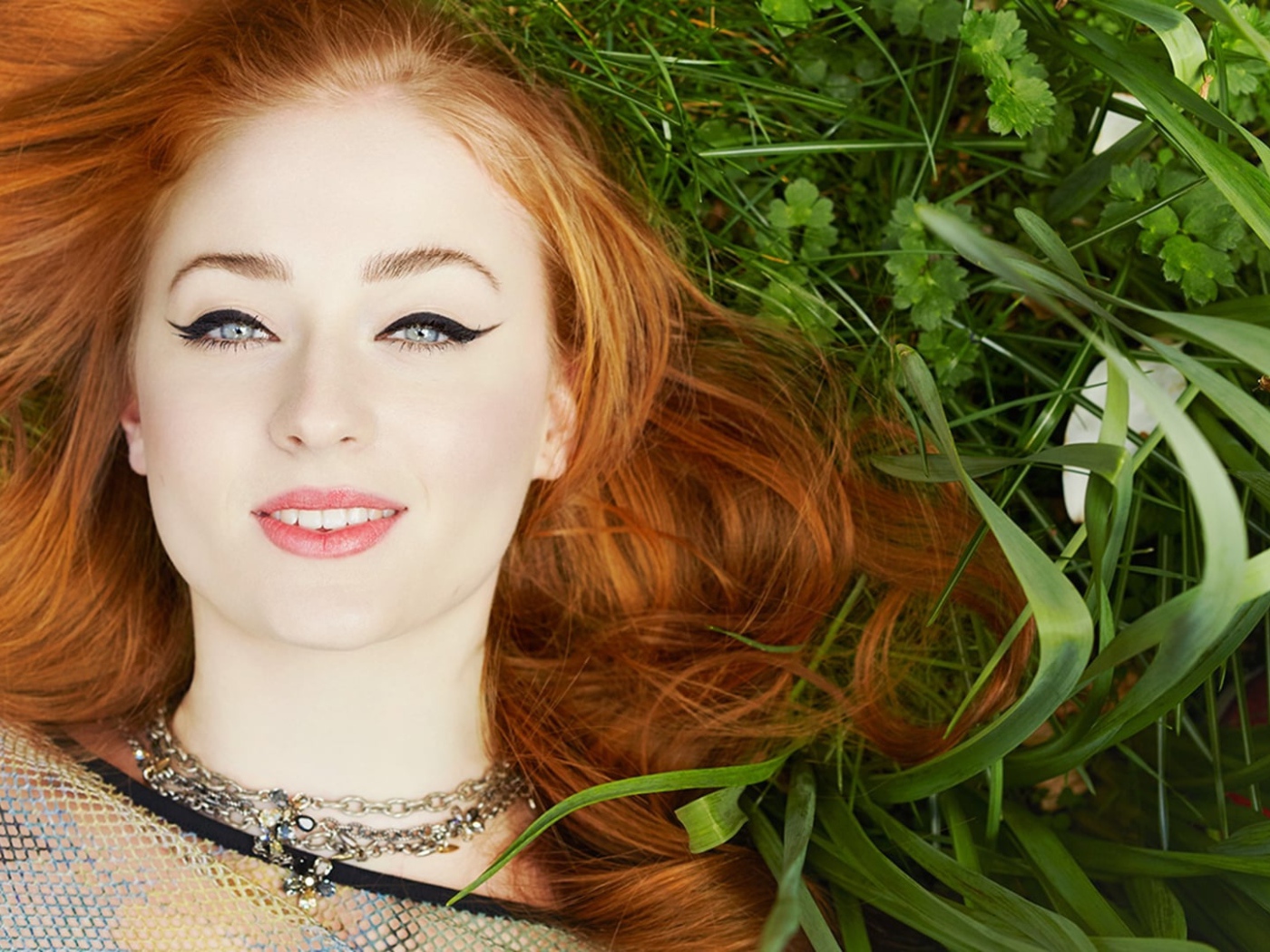 Красивая рыжеволосая актриса Софи Тёрнер 