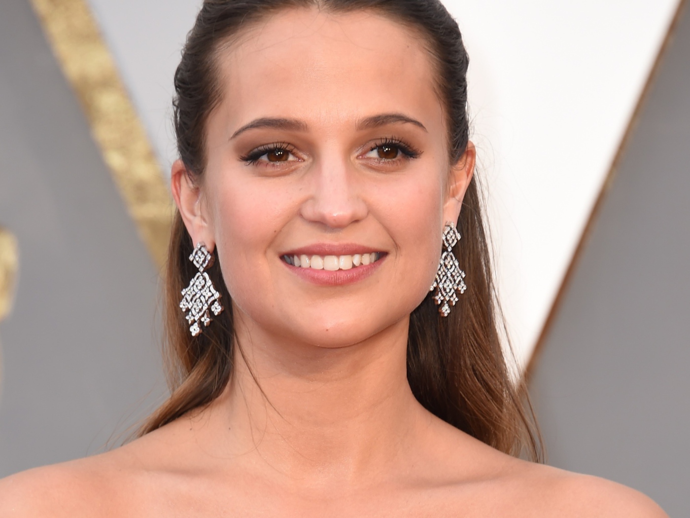 Красивая улыбающаяся актриса Алисия Викандер