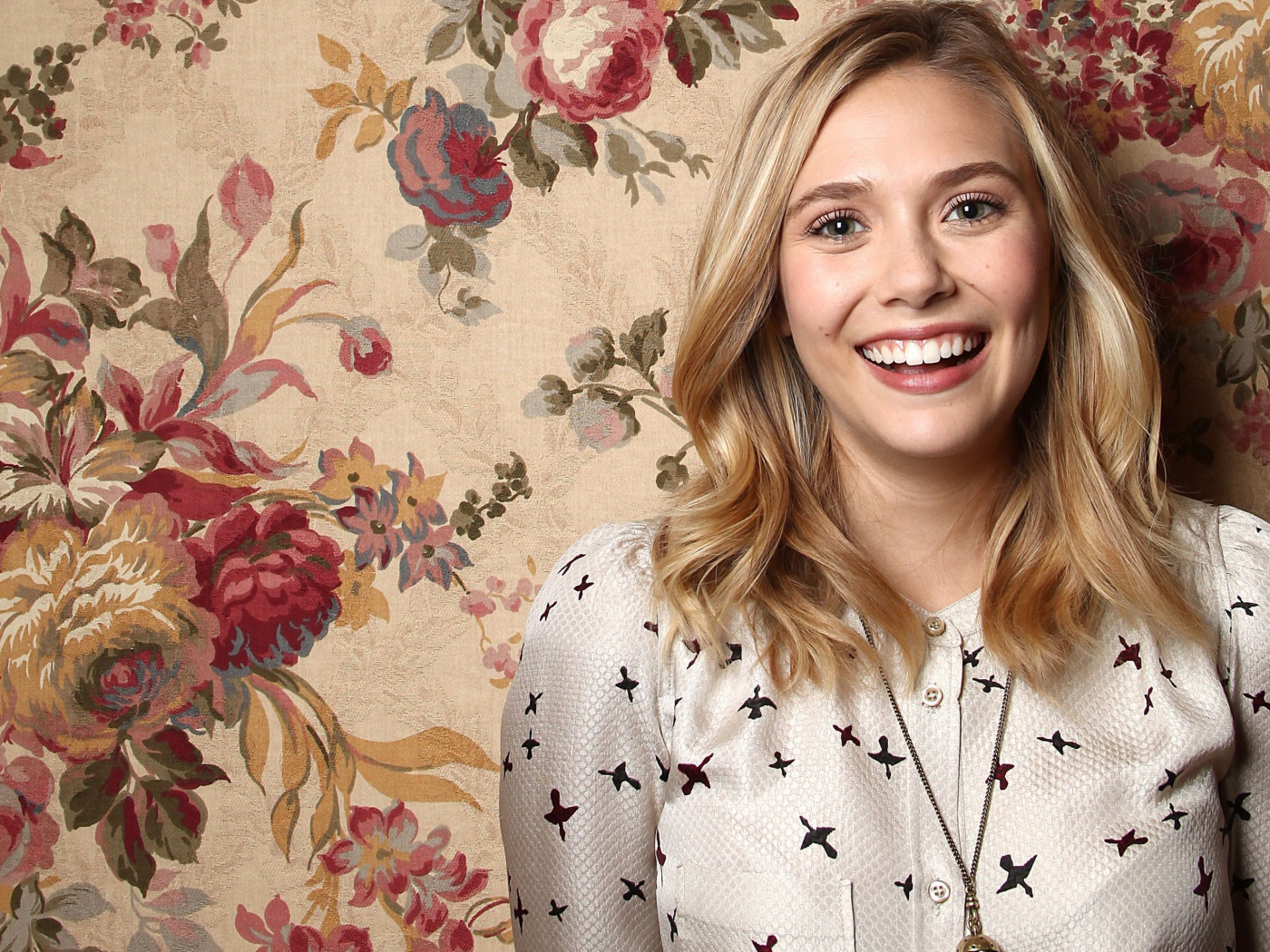 Красивая улыбающаяся актриса Элизабет Олсен