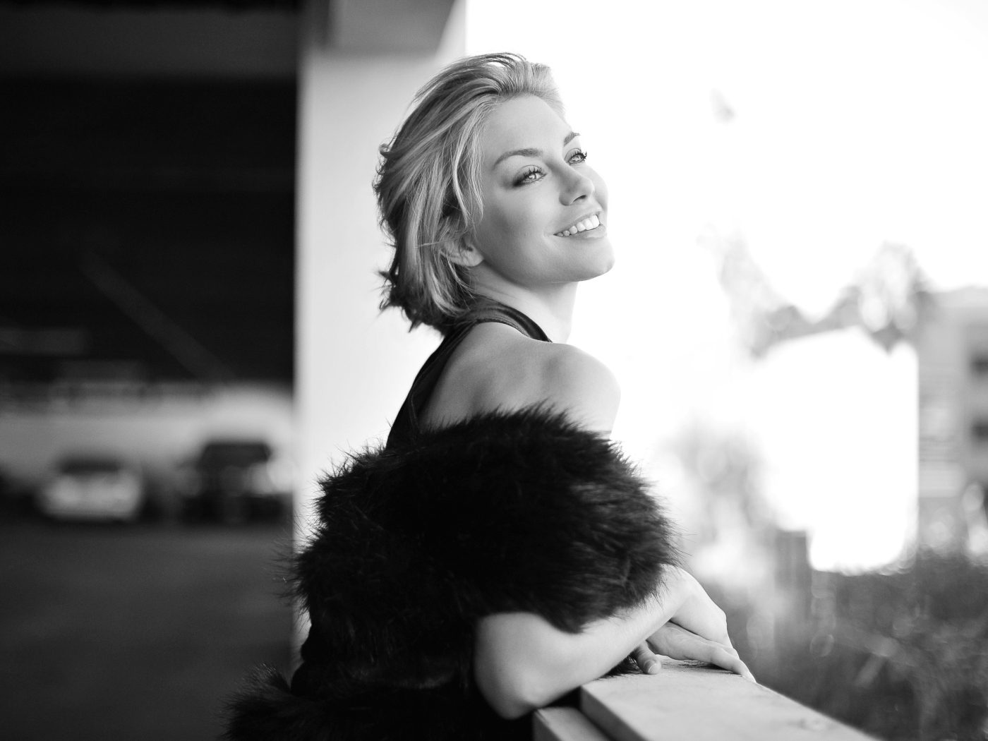 Красивая улыбающаяся актриса Дженнифер Холлэнд черно-белое фото