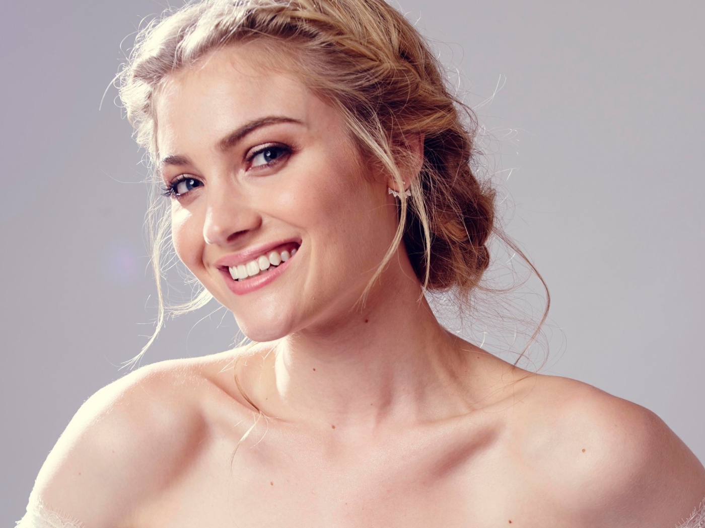 Красивая улыбающаяся актриса Скайлер Сэмюэлс