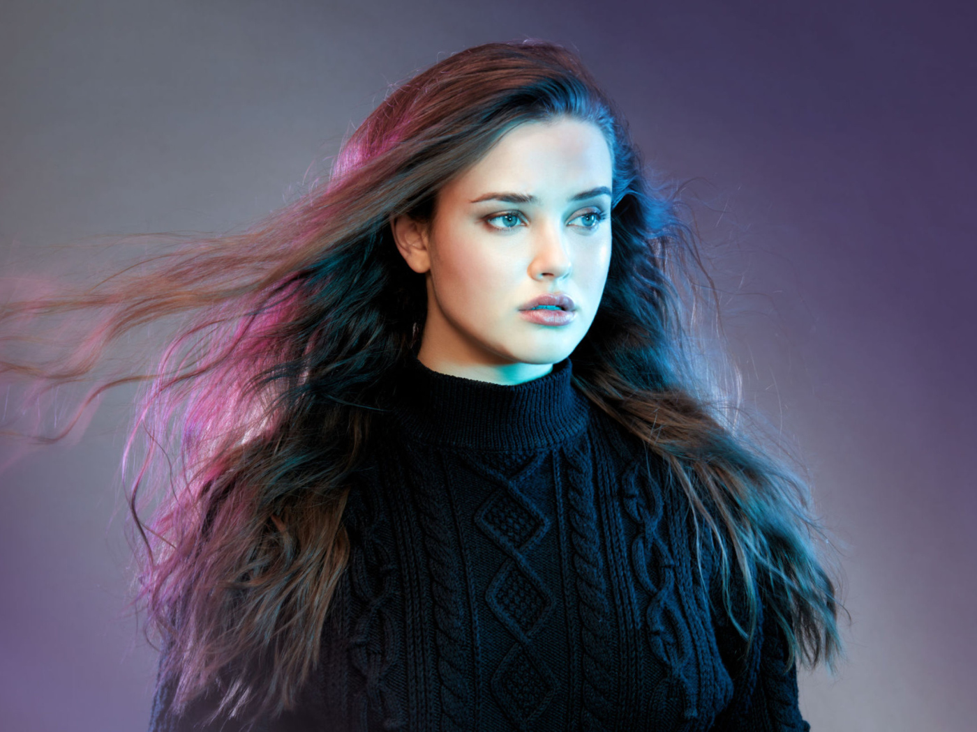 Красивая молодая актриса Кэтрин Лэнгфорд в черном свитере