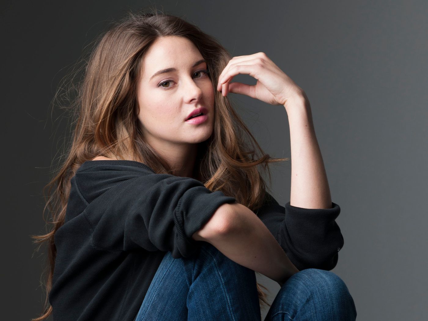 Красивая молодая актриса Шейлин Вудли 