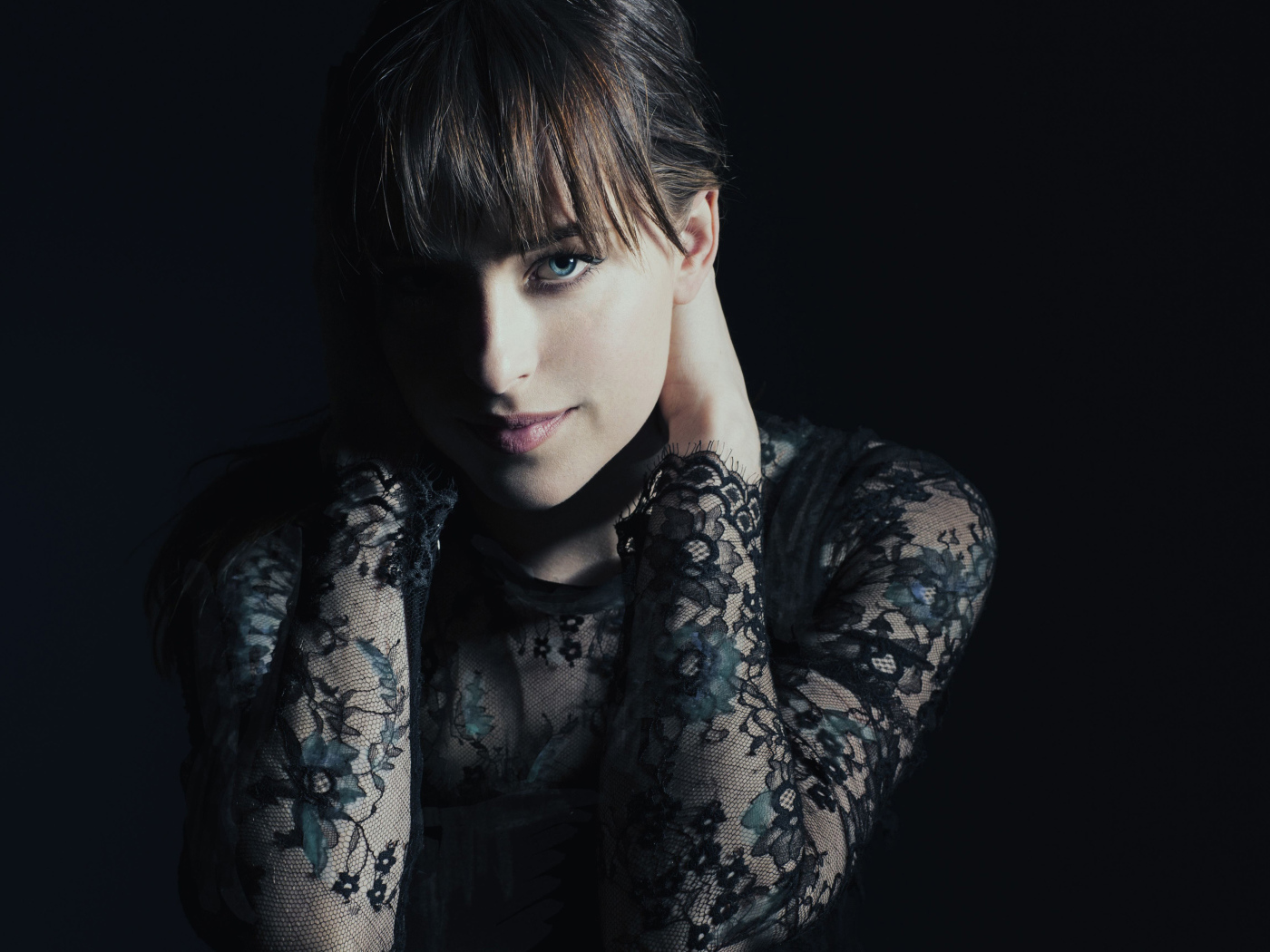 Красивая молодая девушка актриса Дакота Джонсон в черном наряде