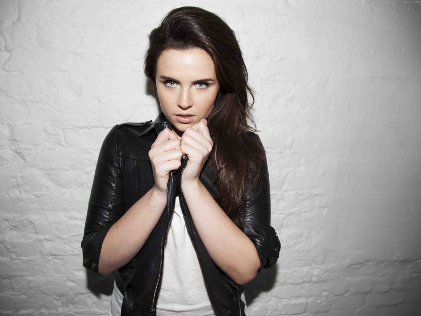 Британская актриса Эмер Кенни в черной кожаной куртке